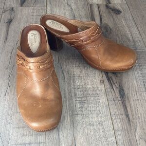 Clarks Artisan Collection Brown Leather Heeled Clogs Sz 8.5 Mules 73749